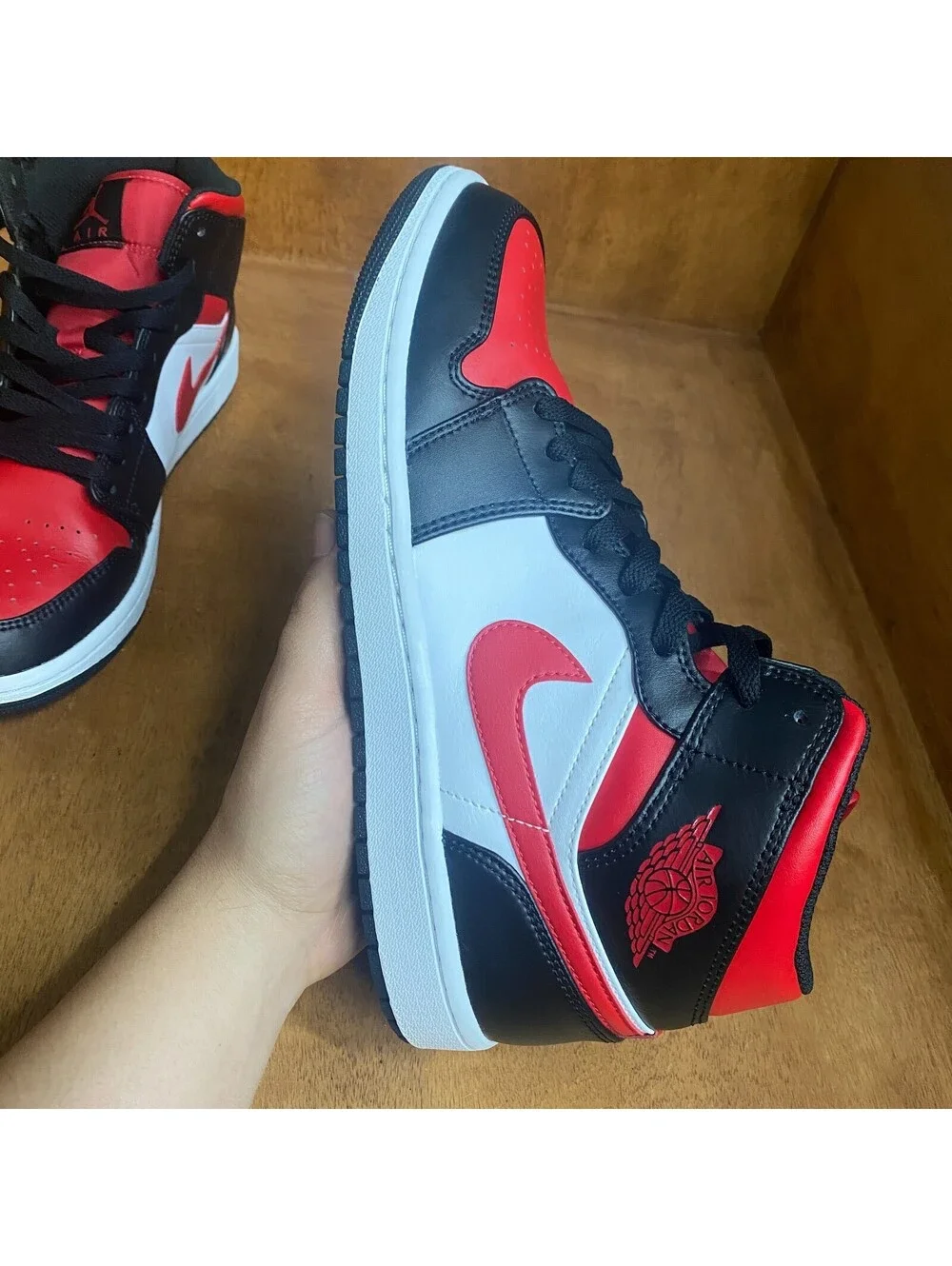 Nike Air Jordan 1 Mid Bred Toe Shoes Mens 10.5 Black Fire Red White 554724-079